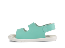 Sandalia Barefoot I Walk Topia en azul piscina para niño, con suela flexible y diseño cómodo de la marca Bobux España y Portugal.