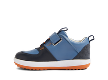 Calzado barefoot I-Walk Backspin Elemental azul para niño de BOBUX ESPAÑA Y PORTUGAL, con suela flexible y diseño cómodo.