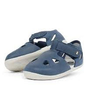 Calzado Step Up Zap Denim para bebés de la marca BOBUX ESPAÑA Y PORTUGAL, con diseño en denim para los primeros pasos.