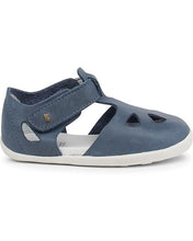 Zapatos Step Up BOBUX ESPAÑA Y PORTUGAL para bebés, calzado respetuoso y suave para los primeros pasos, en color denim con detalles cómodos.