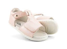 Calzado Step Up BOBUX ESPAÑA Y PORTUGAL para bebés, con diseño Mirror Seashell Shimmer y primeros pasos.