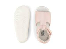 Zapatos Step Up de BOBUX ESPAÑA Y PORTUGAL para bebés, con diseño en espejo y brillo de concha marina para los primeros pasos.