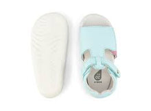Calzado Step Up de BOBUX ESPAÑA Y PORTUGAL para bebés, modelo Mirror Mist + Dusk Pearl Rainbow, diseñado para los primeros pasos.