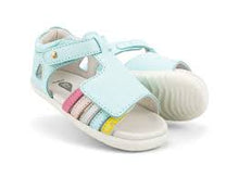 Calzado Step Up de BOBUX para bebés, resistente, cómodo y ideal para los primeros pasos, en color Dusk Pearl Rainbow.