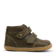 Calzado respetuoso Step Up Timber Oliva de BOBUX para los primeros pasos del bebé, en color verde oliva, con suela flexible.