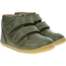 Zapatos respetuosos Step Up Timber Oliva para bebés, ideales para los primeros pasos, de la marca BOBUX ESPAÑA Y PORTUGAL.