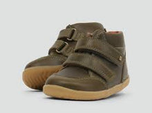Zapatos respetuosos Step Up Timber Oliva para bebés, ideales para los primeros pasos, de la marca BOBUX ESPAÑA Y PORTUGAL.