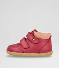 Calzado Step Up Timber Cranberry para bebés, resistente y cómodo para los primeros pasos, de la marca BOBUX ESPAÑA Y PORTUGAL.