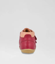 Calzado respetuoso Step Up Timber Cranberry para bebés, con suela suave y diseño cómodo para los primeros pasos.