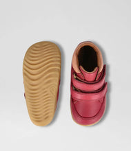 Calzado Step Up Timber Cranberry para bebés de la marca BOBUX ESPAÑA Y PORTUGAL, ideal para los primeros pasos, en color vino.