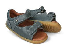 Calzado Step Up BOBUX ESPAÑA y PORTUGAL para bebés, modelo Driftwood Slate, ideal para los primeros pasos del niño.