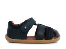 Zapatos Step Up Roam azul marino para bebés, calzado respetuoso de BOBUX ESPAÑA y PORTUGAL, ideales para los primeros pasos.