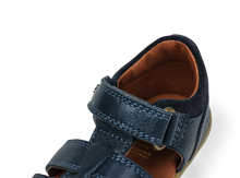 Zapatos Step Up Roam azul marino para bebés, calzado respetuoso de BOBUX para los primeros pasos de tu bebé.