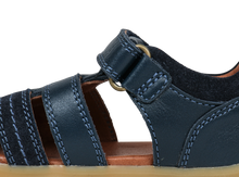 Calzado Step Up Roam BOBUX España y Portugal azul marino para primeros pasos de bebé, con suela flexible y diseño cómodo.