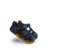 Calzado Step Up Roam azul marino para bebés, diseñado para los primeros pasos, de la marca BOBUX ESPAÑA Y PORTUGAL.