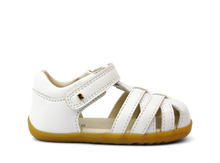 Calzado Step Up de BOBUX para bebés, en color blanco, ideal para los primeros pasos, con diseño cómodo y seguro.