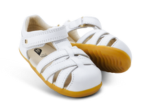 Zapatos Step Up de BOBUX ESPAÑA Y PORTUGAL en color blanco para los primeros pasos del bebé, con suela antideslizante y comodidad.
