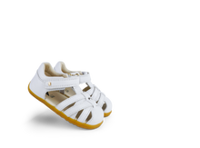 Calzado Step Up Blanco para bebés de la marca BOBUX ESPAÑA Y PORTUGAL, ideal para los primeros pasos del bebé.