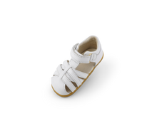 Calzado Step Up Cross Jump blanco para bebés, resistente y cómodo para los primeros pasos, de BOBUX ESPAÑA Y PORTUGAL.