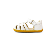 Calzado Step Up para bebés de la marca BOBUX ESPAÑA Y PORTUGAL en color blanco, ideal para los primeros pasos.