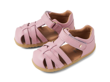Calzado Step Up Cross Jump Lilas para bebés de BOBUX ESPAÑA Y PORTUGAL, resistente y cómodo para los primeros pasos.