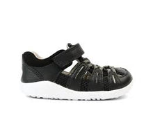 Zapatos de bebé Step Up Summit negros y carbón de BOBUX ESPAÑA, ideales para los primeros pasos del bebé.