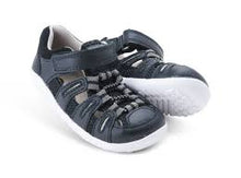 Zapatos Step Up Summit negros y gris para bebés, calzado respetuoso de BOBUX ESPAÑA Y PORTUGAL para primeros pasos.
