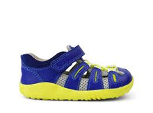 Zapatos Step Up de BOBUX España y Portugal en arándano y neón para los primeros pasos del bebé, con diseño cómodo y resistente.