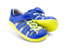 Calzado respetuoso Step Up Summit de BOBUX en color arándano y neón para los primeros pasos del bebé, con suela flexible y cómoda.