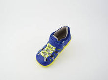 Zapatos Step Up de BOBUX para bebés, modelo Summit Arándano y Neón, ideales para los primeros pasos.