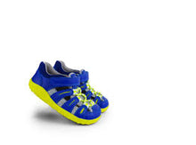 Zapatos Step Up de BOBUX España y Portugal en color arándano y neón para los primeros pasos del bebé, con suela flexible y cómoda.