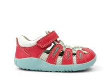 Zapatos Step Up Summit de BOBUX España y Portugal en color guayaba, ideales para los primeros pasos del bebé con spray Mist incluido.