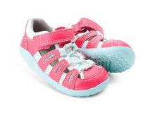 Calzado Step Up Summit Guayaba de BOBUX para los primeros pasos del bebé, con Mist para comodidad y protección.