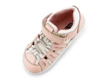 Calzado respetuoso Step Up Summit Seashell y Blanco de BOBUX para los primeros pasos del bebé, con diseño cómodo y suave.