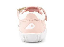 Calzado para bebés Step Up Summit Seashell y Blanco de BOBUX ESPAÑA Y PORTUGAL, ideal para los primeros pasos del bebé.