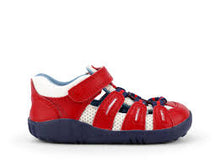 Zapatos Step Up para bebé en rojo y azul marino de BOBUX ESPAÑA Y PORTUGAL, ideales para los primeros pasos del bebé.