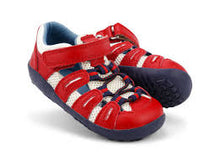 Calzado Step Up BOBUX España y Portugal para bebés en rojo y azul marino, ideales para los primeros pasos del bebé.