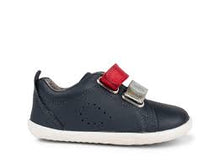 Calzado Step Up BOBUX España y Portugal para bebés, en azul marino con detalles en rojo y plateado metalizado, para los primeros pasos.