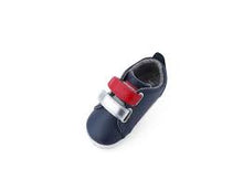Calzado Step Up BOBUX España y Portugal para bebés en azul marino con detalles en rojo y plateado metálico, ideal para los primeros pasos.