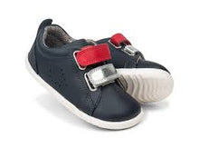 Calzado Step Up BOBUX España y Portugal para bebés en azul marino con detalles plateados y rojos, ideal para los primeros pasos.