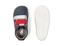 Zapatos Step Up BOBUX España y Portugal para bebés, en azul marino y detalles plateados, ideales para los primeros pasos.