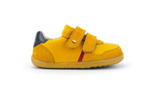 Calzado Step Up Riley de BOBUX en color chartreuse y azul marino para los primeros pasos del bebé, con suela antideslizante y cómodo diseño.