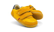 Calzado respetuoso Step Up Riley en color chartreuse y azul marino para bebés, con suela flexible y diseño cómodo de BOBUX España y Portugal.