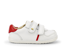 Zapatos Step Up Riley para bebés, en color blanco y rojo, de BOBUX ESPAÑA Y PORTUGAL, ideales para los primeros pasos.