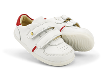 Calzado para bebés Step Up Riley de BOBUX en blanco y rojo, diseñado para los primeros pasos de tu bebé.