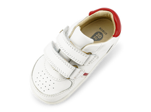 Calzado Step Up Riley de BOBUX España y Portugal en color blanco y rojo para los primeros pasos del bebé, con suela flexible.
