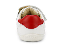 Zapatos Step Up Riley para bebés en blanco y rojo de BOBUX ESPAÑA Y PORTUGAL, ideales para los primeros pasos.