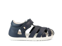Zapatos Step Up Tropicana II de BOBUX para bebés, calzado respetuoso en color azul marino para los primeros pasos.