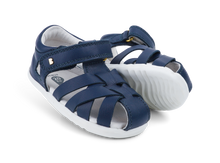 Zapatos Step Up Tropicana II en azul marino de BOBUX para los primeros pasos del bebé, con diseño cómodo y seguro.