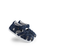 Zapatillas de bebé Step Up Tropicana II en azul marino, de BOBUX ESPAÑA Y PORTUGAL, ideales para los primeros pasos.